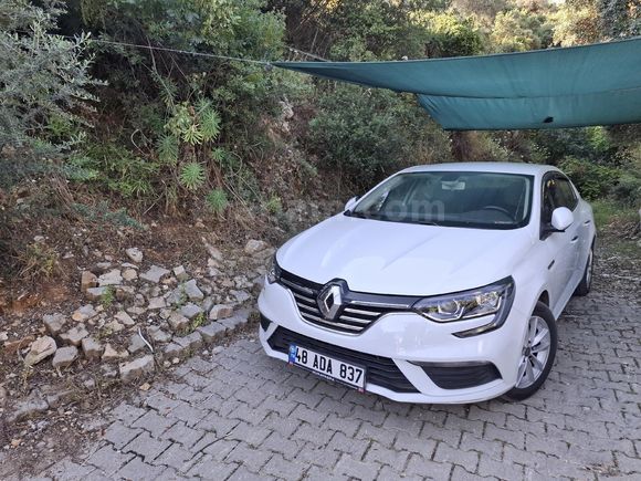 İlk Sahibinden Renault Megane 4 1.6 5 işeri manuel vites Touch paket 2019 Model Muğla 51.000 km Beyaz