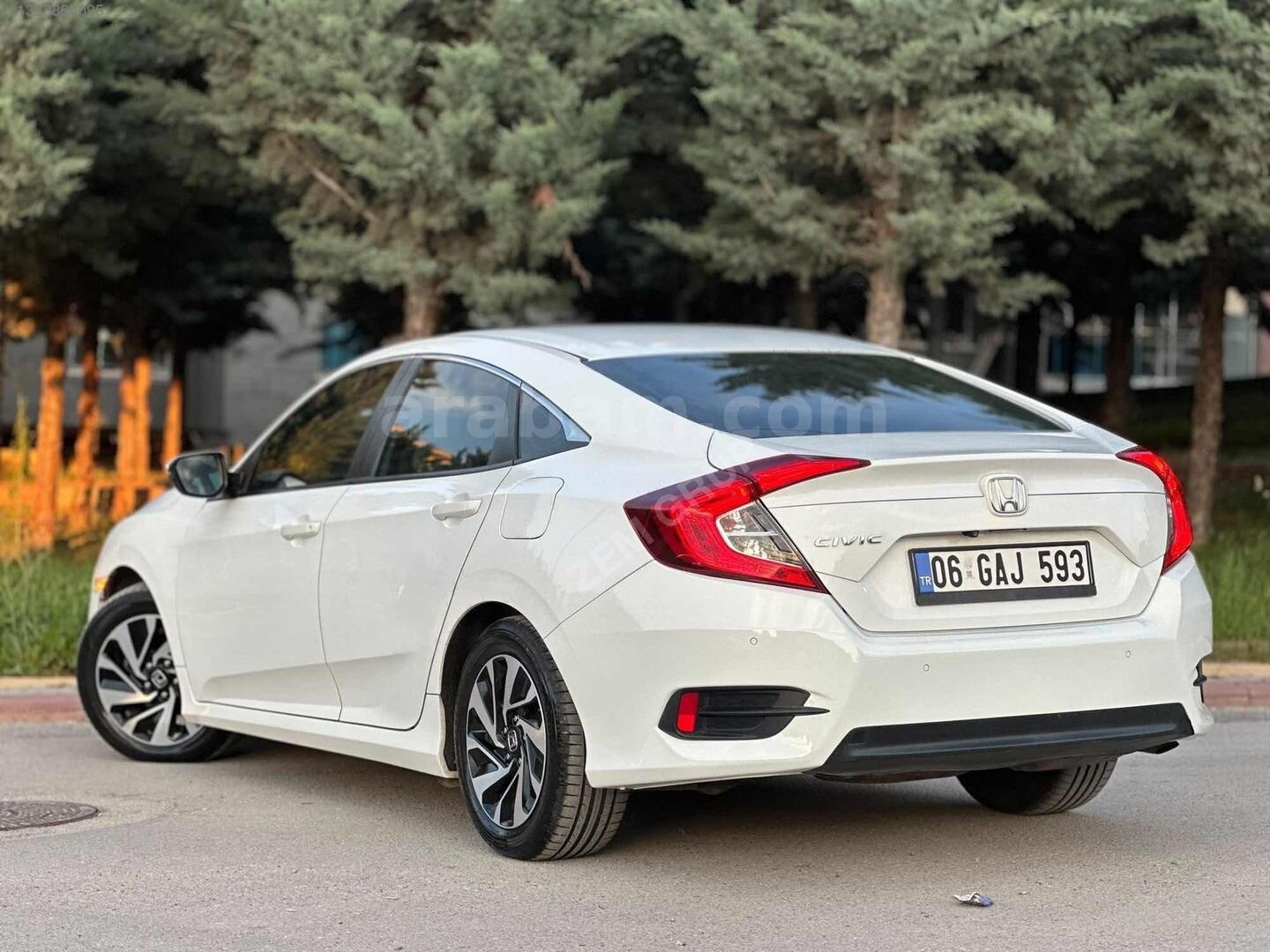 Galeriden Honda Civic 1.6i VTEC Eco Elegance 2016 Model Ankara 85.000 km Beyaz 3