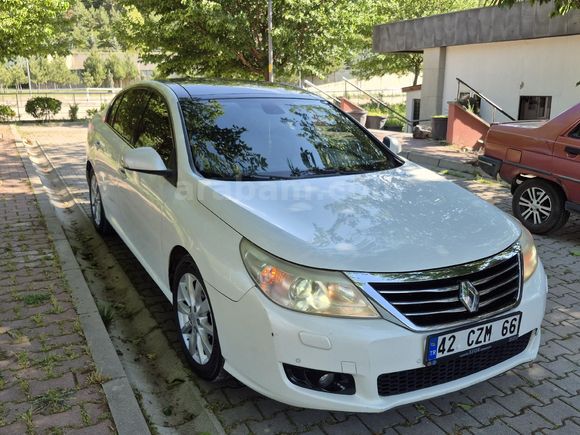 DEĞİŞENSİZ BOYASIZ Renault Latitude 2.0 dCi Executive full+full Dolu Cam tavan Masajlı bej deri elektrikli koltuk 2011 model 270 bin km sedefli beyaz