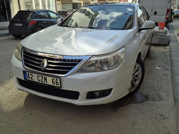 DEĞİŞENSİZ BOYASIZ Renault Latitude 2.0 dCi Executive full+full Dolu Cam tavan Masajlı bej deri elektrikli koltuk 2011 model 270 bin km sedefli beyaz
