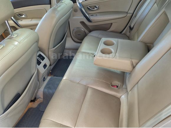 DEĞİŞENSİZ BOYASIZ Renault Latitude 2.0 dCi Executive full+full Dolu Cam tavan Masajlı bej deri elektrikli koltuk 2011 model 270 bin km sedefli beyaz