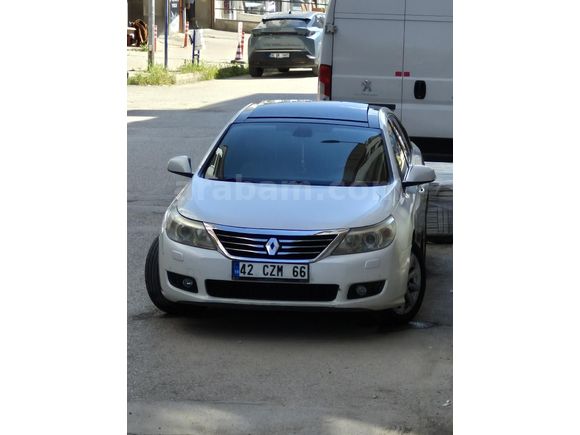 DEĞİŞENSİZ BOYASIZ Renault Latitude 2.0 dCi Executive full+full Dolu Cam tavan Masajlı bej deri elektrikli koltuk 2011 model 270 bin km sedefli beyaz
