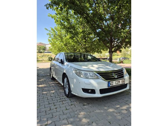DEĞİŞENSİZ BOYASIZ Renault Latitude 2.0 dCi Executive full+full Dolu Cam tavan Masajlı bej deri elektrikli koltuk 2011 model 270 bin km sedefli beyaz
