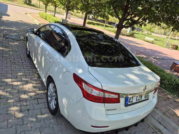 DEĞİŞENSİZ BOYASIZ Renault Latitude 2.0 dCi Executive full+full Dolu Cam tavan Masajlı bej deri elektrikli koltuk 2011 model 270 bin km sedefli beyaz