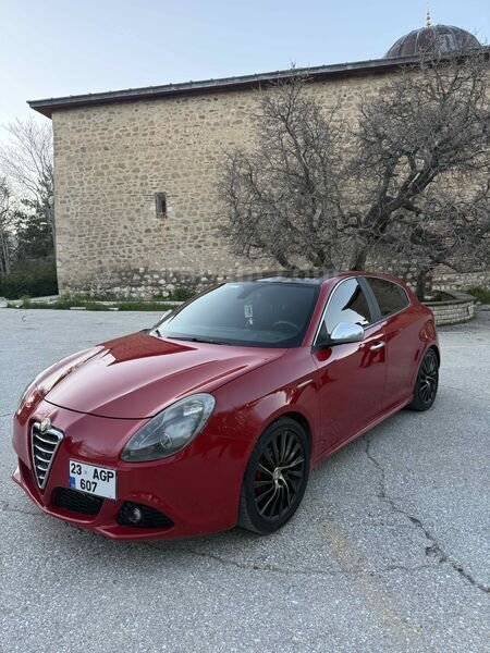 Sahibinden Alfa Romeo Giulietta 1.6 JTD Distinctive 2011 Model Elazığ 236.000 km Kırmızı