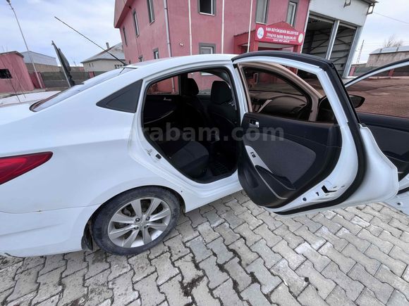 Sahibinden Hyundai Accent Blue 1.4 CVVT Mode Plus 2013 Model 