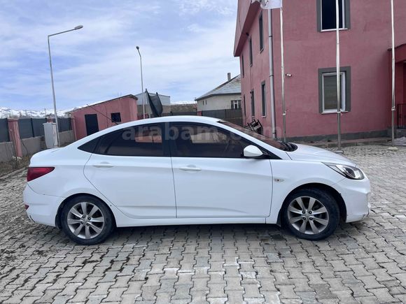 Sahibinden Hyundai Accent Blue 1.4 CVVT Mode Plus 2013 Model 
