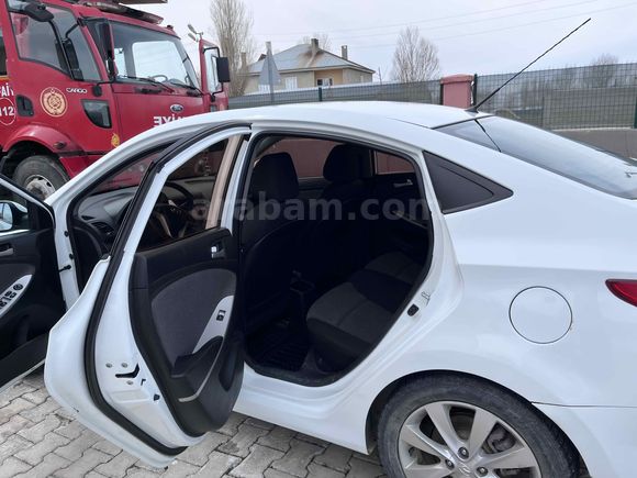Sahibinden Hyundai Accent Blue 1.4 CVVT Mode Plus 2013 Model 