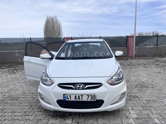 Sahibinden Hyundai Accent Blue 1.4 CVVT Mode Plus 2013 Model 