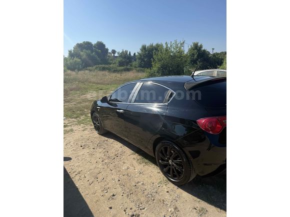 Sahibinden Alfa Romeo Giulietta 1.4 TB MultiAir Distinctive 2012 Model  180.000 km Siyah