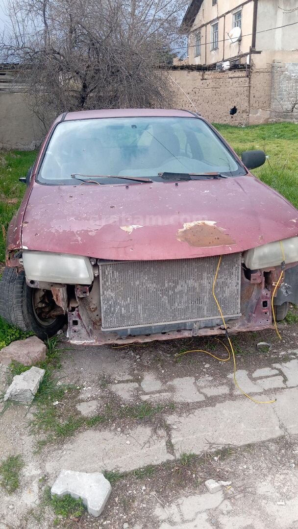 1998 model Mazda 323 1.5 pıratika 2 cam otomatik koltuklarında sadece sag koltukta küçük bi yırtık var klima çalışıyor 4