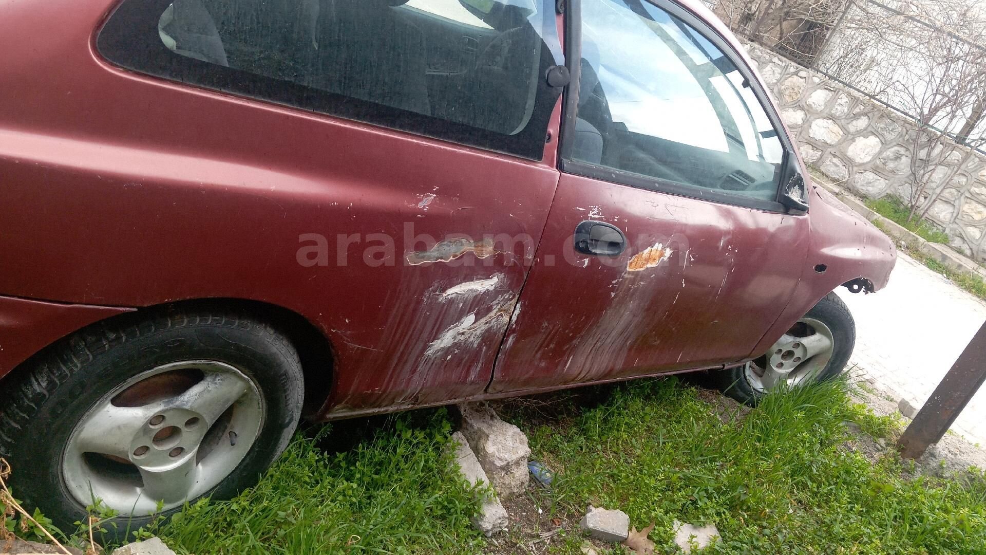 1998 model Mazda 323 1.5 pıratika 2 cam otomatik koltuklarında sadece sag koltukta küçük bi yırtık var klima çalışıyor 2