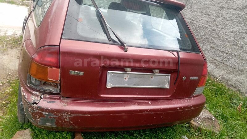 1998 model Mazda 323 1.5 pıratika 2 cam otomatik koltuklarında sadece sag koltukta küçük bi yırtık var klima çalışıyor