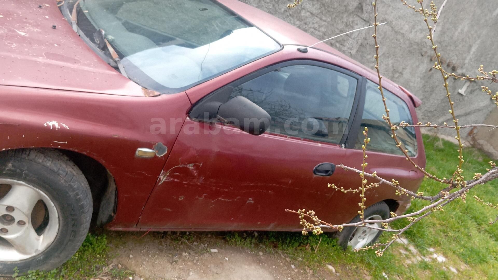1998 model Mazda 323 1.5 pıratika 2 cam otomatik koltuklarında sadece sag koltukta küçük bi yırtık var klima çalışıyor 3