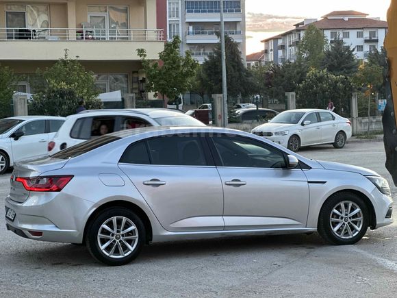 2017 DİZEL OTOMATİK MEGANE 4