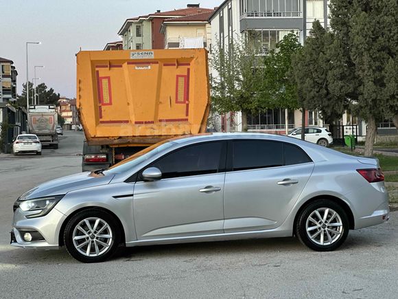 2017 DİZEL OTOMATİK MEGANE 4