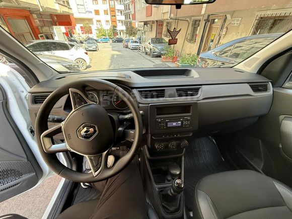 2025 RENAULT EXPRESS VAN 9.500 KM %20 FATURALI