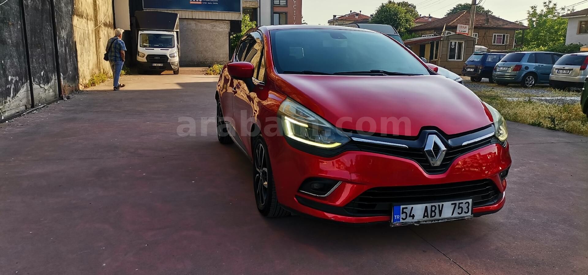 Galeriden Renault Clio 1.5 dCi Icon 2016 Model Sakarya 104.000 km Kırmızı 2