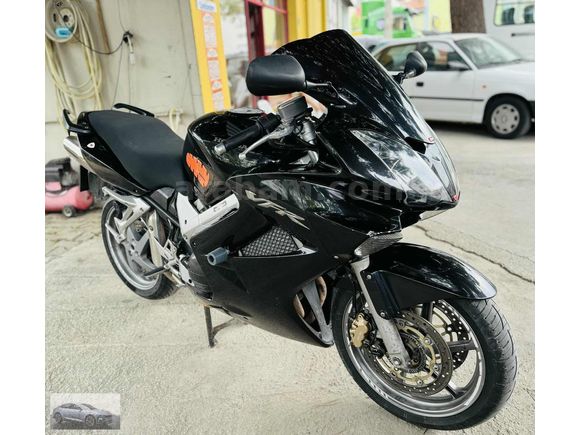 İSLAMOĞLU OTOMOTİV'DEN TEMİZ BAKIMLI 2006 MODEL HONDA VFR 800 VT