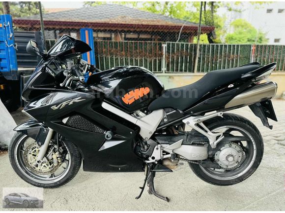 İSLAMOĞLU OTOMOTİV'DEN TEMİZ BAKIMLI 2006 MODEL HONDA VFR 800 VT