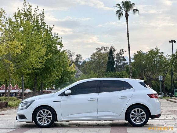 RENAULT MEGANE 4 - OTOMATİK - HATCHBACK - ANAHTARSIZ GİRİŞ ÇIKIŞ