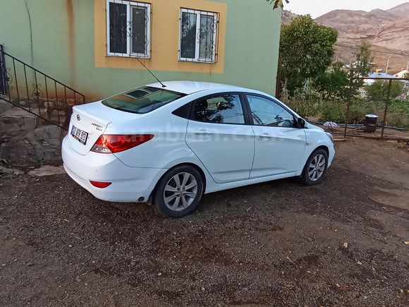 Sahibinden Hyundai Accent Blue 1.4 CVVT Mode Plus 2012 Model