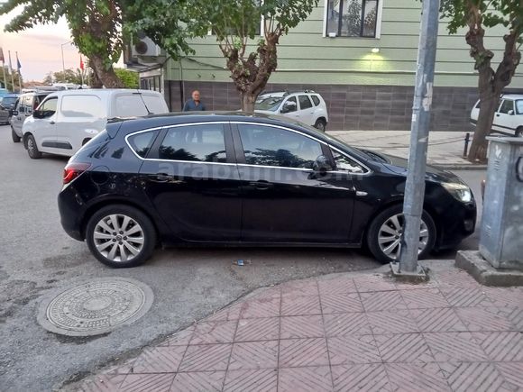 2.Sahibinden Opel Astra 1.3 CDTI Cosmo 2012 Model  237.000 km Siyah
