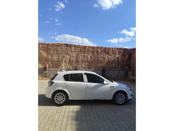 Sahibinden Opel Astra 1.6 Essentia 2011 Model  220.000 km Beyaz
