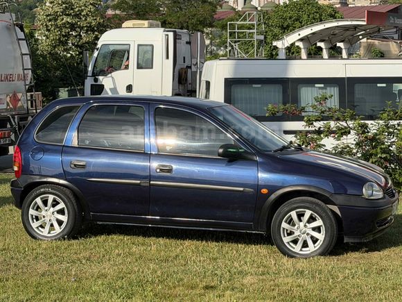 Sahibinden Opel Corsa 1.2 Swing 2000 Model  150.000 km Lacivert