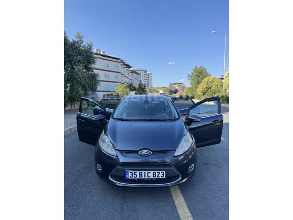 Ford fiesta 2010 titanyum 
Dizel
Bakımları yeni yapıldı temiz sorunsuz
Takas düşünmüyorum 
Yedek anahtarı mevcut 
Aktif her içi kullanıyorum