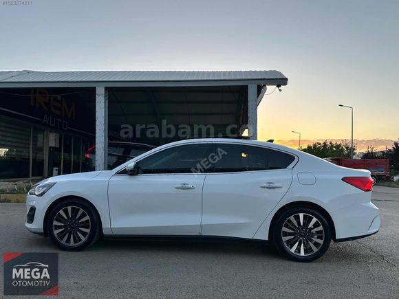 MEGA OTO'DAN 2024 FORD FOCUS 1.5ECOBLUE TİTANİUM STİL''HATASIZ''