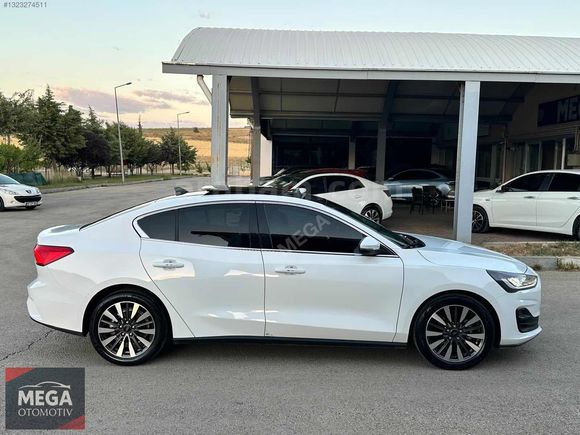 MEGA OTO'DAN 2024 FORD FOCUS 1.5ECOBLUE TİTANİUM STİL''HATASIZ''