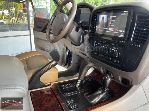 paTRon dan Toyota Land Cruiser V8 VX