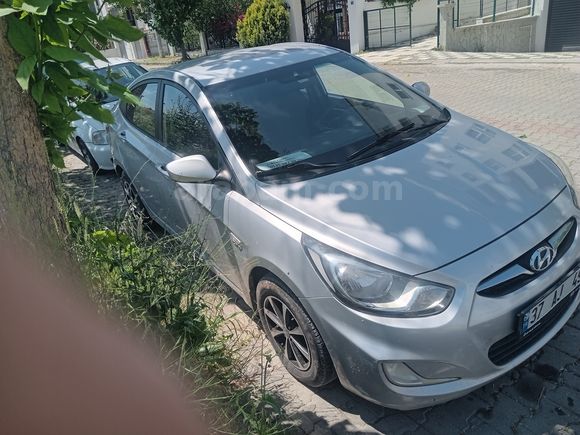 Sahibinden Hyundai Accent Blue 1.6 CRDI Mode 2012 Model