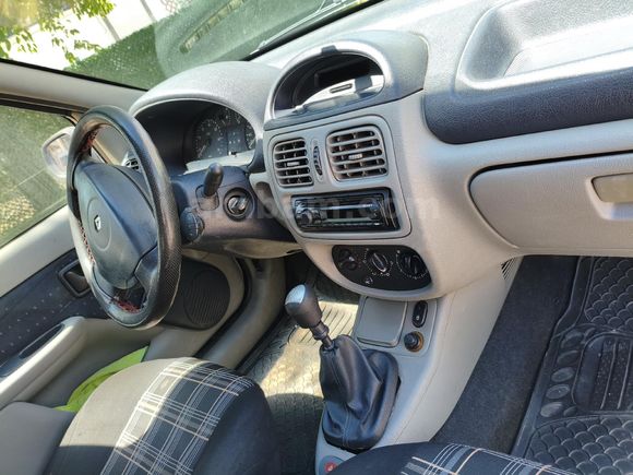 Sahibinden Renault Clio 1.4 Authentique 2004 Model  248.000 km Gri (Gümüş)