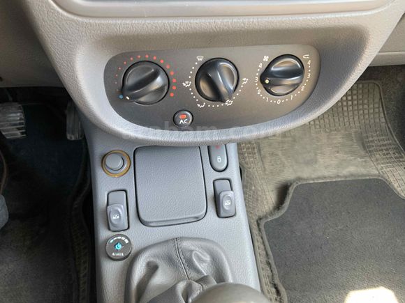 Sahibinden Renault Clio 1.4 2001 Model  171.000 km Beyaz