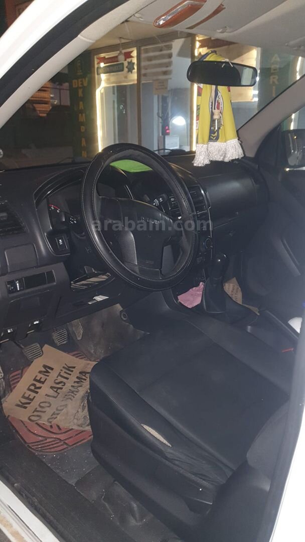 Galeriden Isuzu D-Max 2.5 4x2 LTD 2017 Model Siirt 232.000 km Beyaz 3
