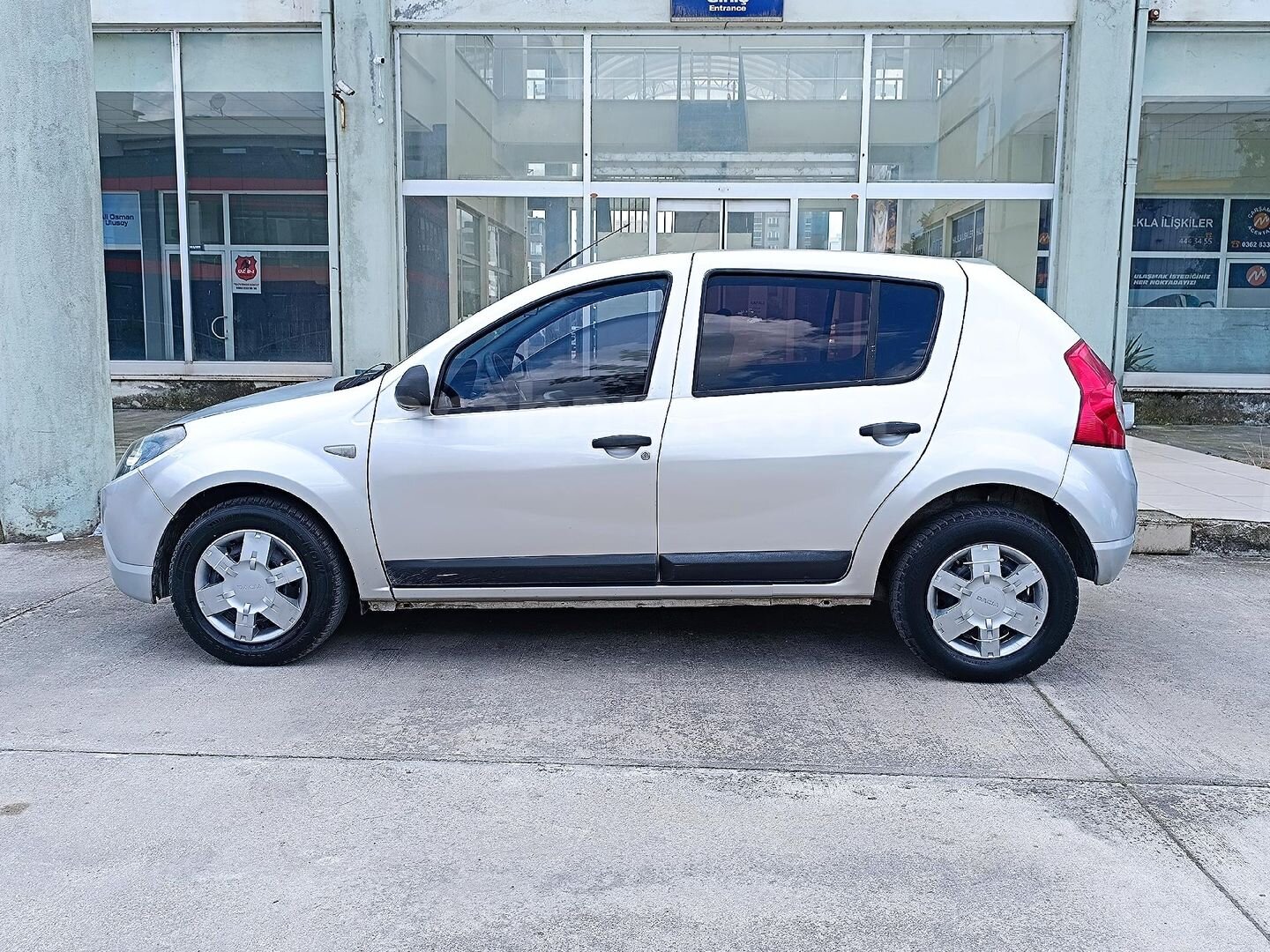 Galeriden Dacia Sandero 1.4 Ambiance 2009 Model Samsun 170.000 km Gri (Gümüş) 4