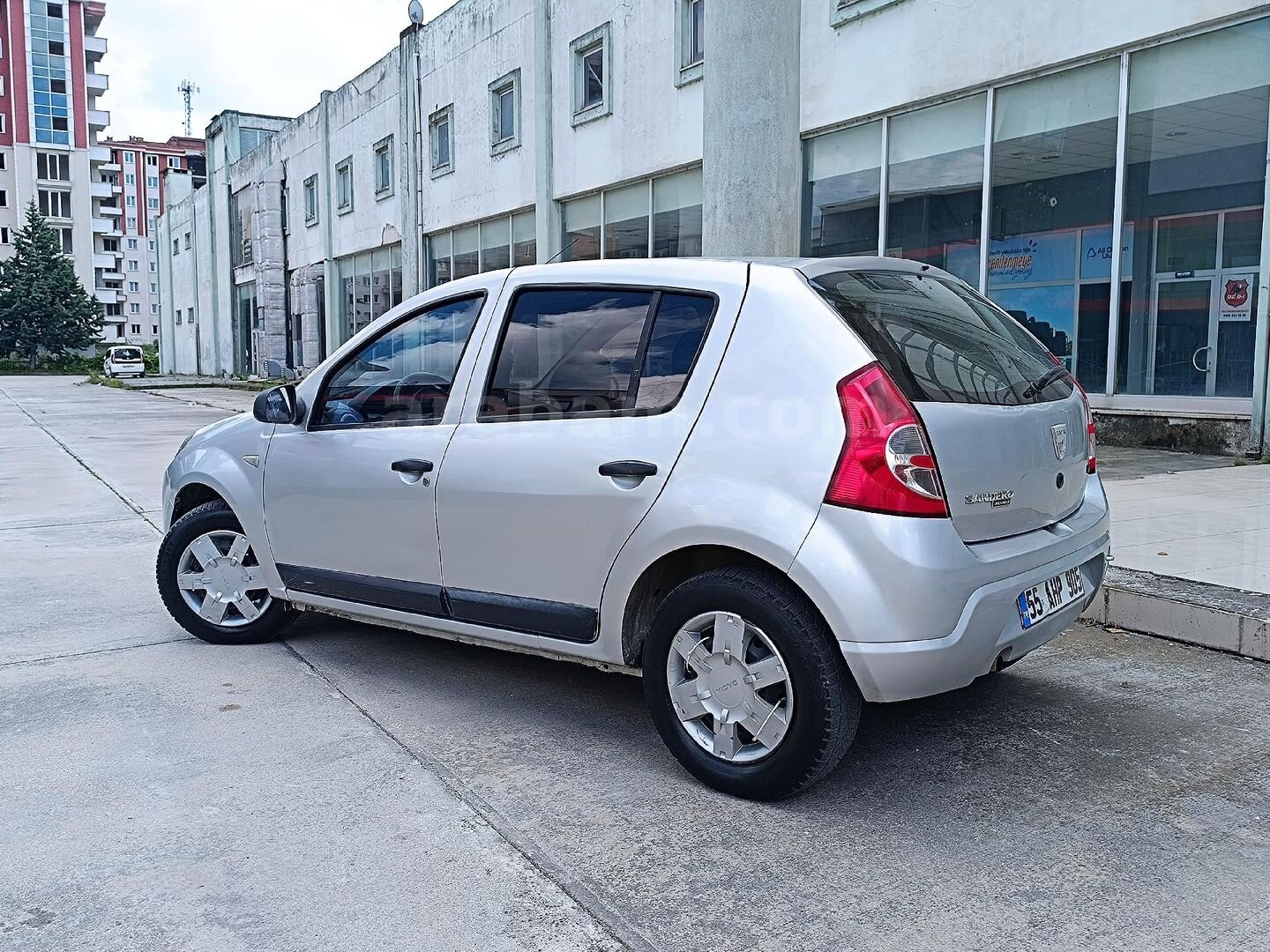 Galeriden Dacia Sandero 1.4 Ambiance 2009 Model Samsun 170.000 km Gri (Gümüş) 3