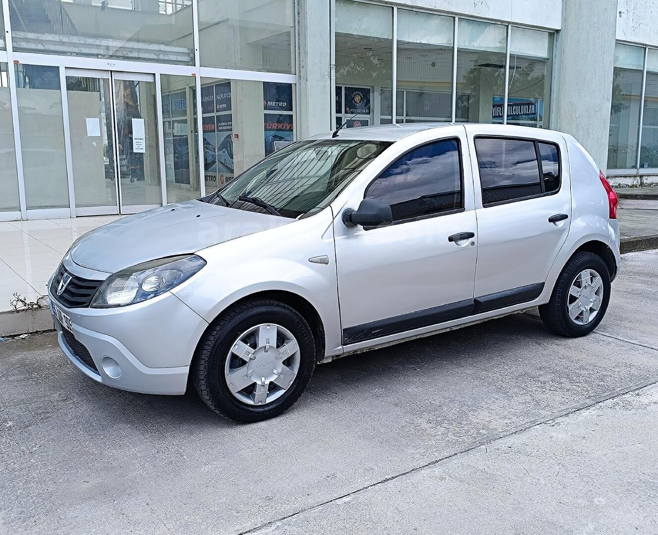 Galeriden Dacia Sandero 1.4 Ambiance 2009 Model Samsun 170.000 km Gri (Gümüş) 1