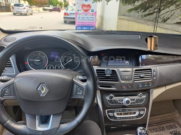 Memurdan Latitude 1.5 dCi Executive (Full)