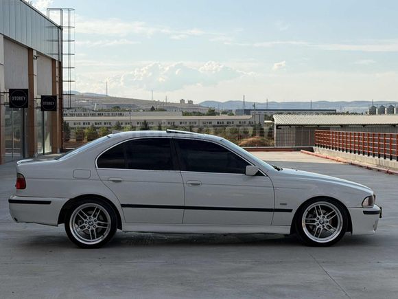 KURULI DÜZEL E39 5.20i CAM GİBİ
