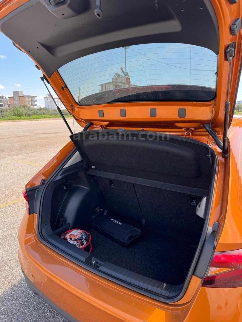 Galeriden Skoda Fabia 1.0 TSI Premium 2023 Model Konya 53.300 km Sarı 4
