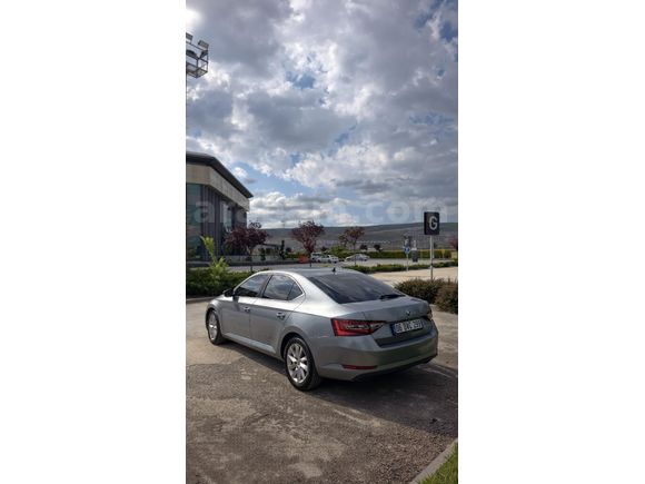 Sahibinden Skoda SuperB 1.6 TDI Style 2018 Model  199.999 km Gri (Gümüş)