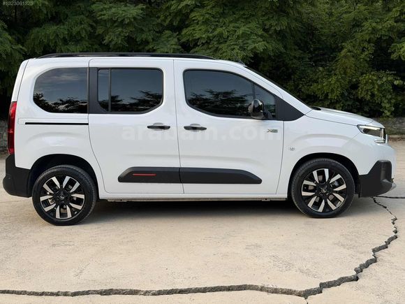 2025 MODEL BERLİNGO OTAMATIK 21 BİNDE SERVİS BAKIMLI CAM TAVANLI
