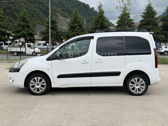 AUTO İFÖ'DEN 2013 BERLİNGO CAM TAVAN HATASIZ DÜŞÜK KM