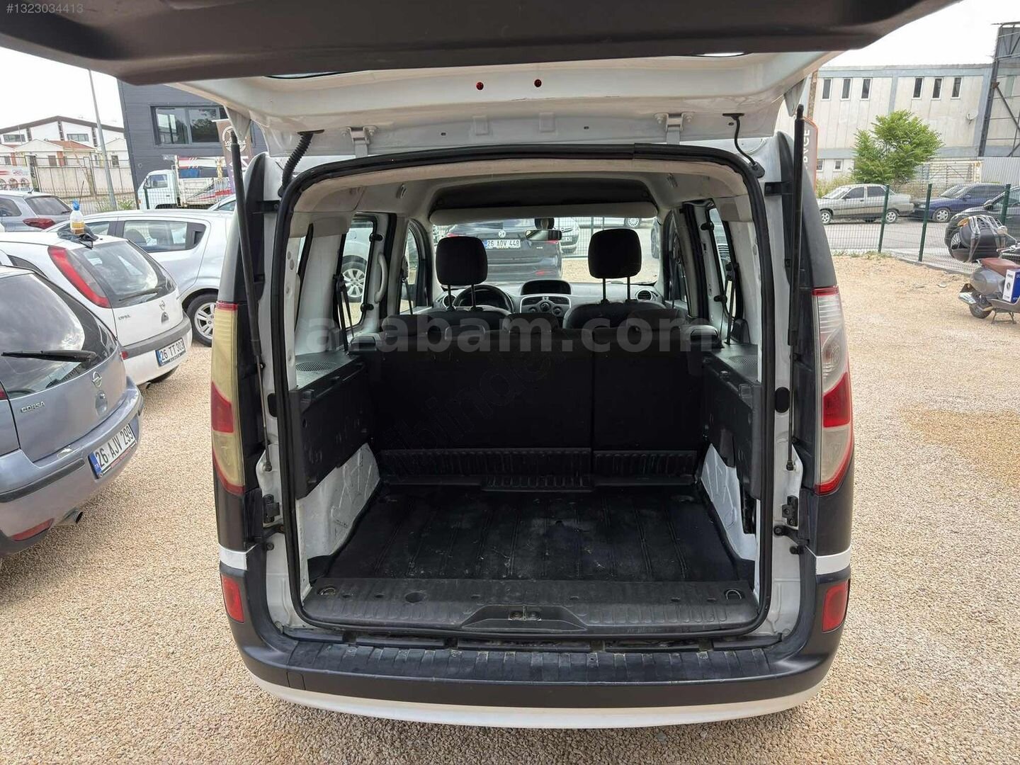 Galeriden Renault Kangoo 1.5 dCi Joy 2016 Model Eskişehir 320.000 km Beyaz 2