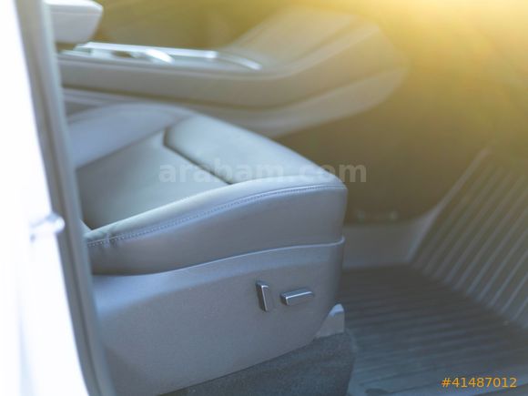 LUXE DRİVEDAN EAP'LI EMSALSİZ DÜŞÜK KM TESLA MODEL Y