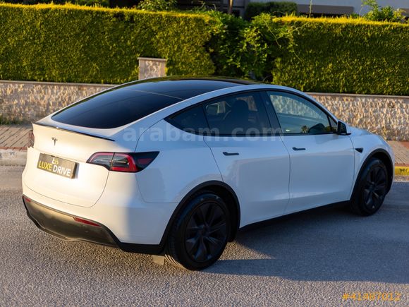 LUXE DRİVEDAN EAP'LI EMSALSİZ DÜŞÜK KM TESLA MODEL Y