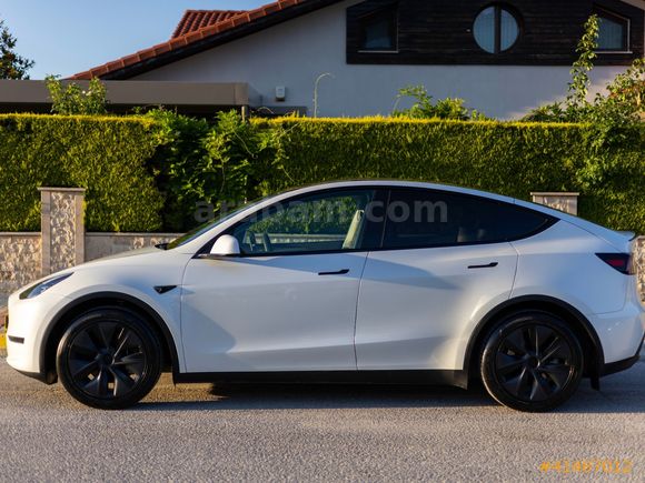 LUXE DRİVEDAN EAP'LI EMSALSİZ DÜŞÜK KM TESLA MODEL Y